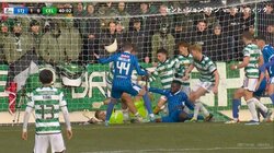 何が起きた…？絶対的王者がまさかの先制を許したドタバタ過ぎる珍場面 「見なかったことにしたい」空振り、クリアミスにハンド疑惑…ラグビー並みのもみくちゃ失点劇に日本代表も呆然の瞬間