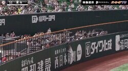 フェンス際でジャンプの柳田「あれ？どこいった!?」 大飛球のまさかの“消失”に「そんな偶然」「ホールインワン」の声