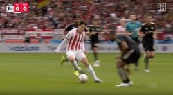 ウソでしょ…！？ 鈴木唯人、爆速ドリブルで“まさかの光景”「速すぎ！」「強いな」ドイツ代表DFに“真っ向勝負”→イエローカード誘発