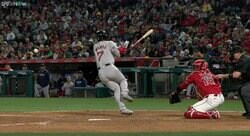 吉田正尚は大丈夫なのか…？ ヤバすぎる音の“強烈デッドボール”が直撃！　球場が見守る中、何事もなかったようにダッシュしてファン騒然 「マッチョマンすぎる」「いい仕事してるな」