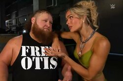 「なんちゅう格好」「切れ込みがすごい」美女レスラー、大胆衣装にファン騒然 “バキバキ”腹筋も披露