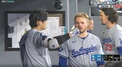 大谷翔平、チームメイトにとった行動がヤバすぎると話題に　ホームラン直後のベンチで若手にアドバイスを送る瞬間 「こういう場面増えたな」「生徒増えすぎ」