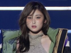 ゆうちゃみ、大胆すぎる美背中披露に大反響！ランウェイ先端の“サービスショット”に絶賛の声「セクシー」「優勝はゆうちゃみ」