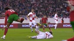 一体、何が起きた？ 39歳モドリッチ、“まさかの展開”「ヤバすぎる…」 危険スライディングで大転倒→余裕でプレー続行「鉄人かよ！」