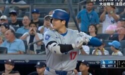 えっ？ なんで…！？ 大谷翔平に一体、何が起こったのか…！？ 打席に立つ前に一瞬見せた“不敵な笑み”が話題に「怖すぎだろ」「楽しんでる？w」