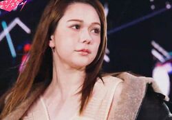 胸元を大胆強調させた村重杏奈の肌見せファッションを西山茉希が絶賛「女の子がエロかわいいって思える絶妙な衣装」