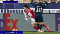 崩れ落ちた！ 南野拓実、まさかのハプニング発生… 急停止フェイント→“強烈エルボー”が顔面直撃！ アルゼンチン代表MFがノックアウト