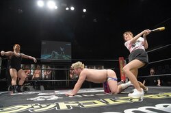 須藤凜々花のケツバットが「アノ部分」直撃！怒りの男色ディーノ、山下実優との“爆破ケツバット”戦も決定