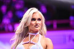 「めっちゃキレてる」美女レスラーが“流血キャットファイト”場外乱闘でハプニング…体を震わせ“ブチギレ”一部始終