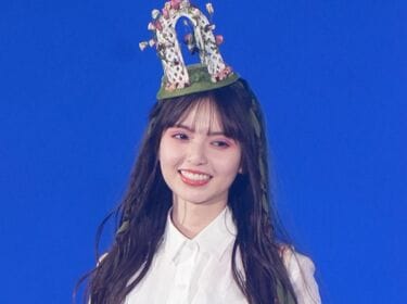 齋藤飛鳥、華やかな衣装でキュートな笑顔振りまく！「ヘアアクセサリー