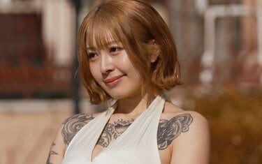 中1でパパが自殺しちゃって…」23歳元ヤン美女、“胸元タトゥー”の辛い