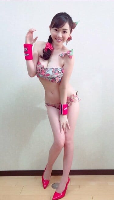 カープ女子グラドル・杉原杏璃、自作の「新聞紙ビキニ」姿で連覇を