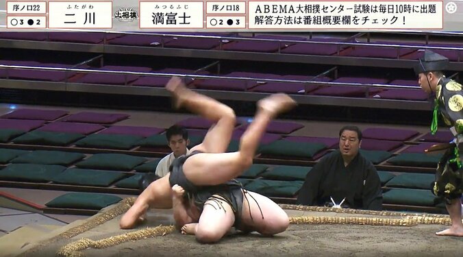 土俵下の安治川親方も驚いた様子