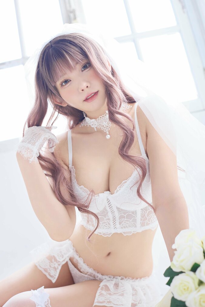 えなこ、長髪ウィッグ＆純白衣装で神々しい“女神”に ヤングアニマルWeb登場 3枚目