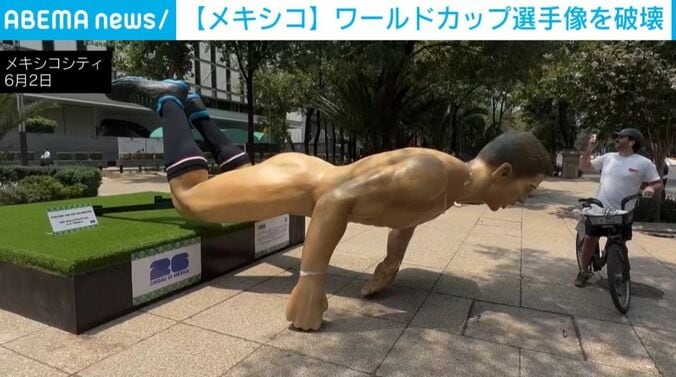 うつぶせの選手像