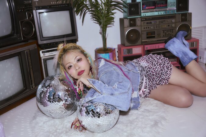 “ギャル芸人”エルフ荒川、初フォトエッセイが6月18日発売 アゲーな半生＆奇跡の美ギャルショット解禁 3枚目