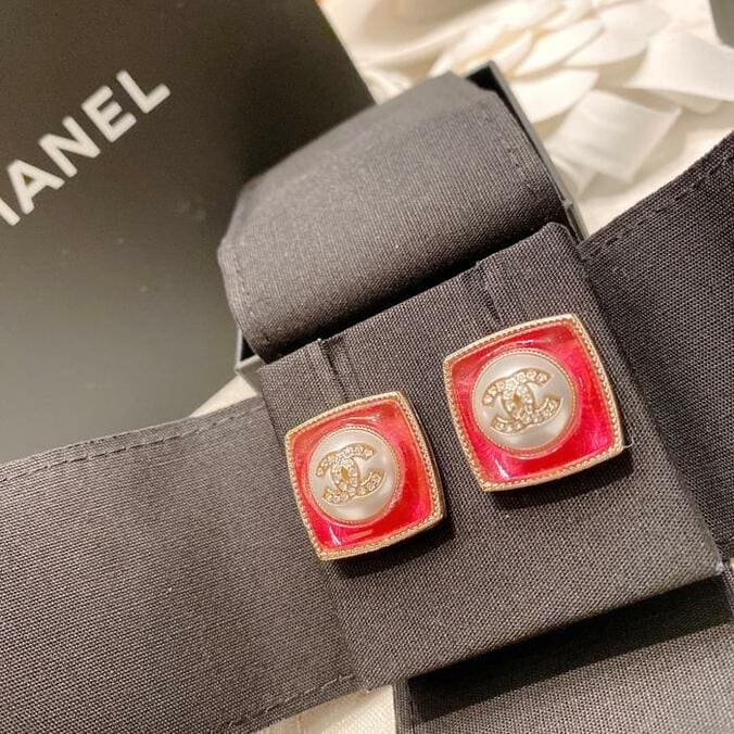  小柳ルミ子『CHANEL』のプレゼントに歓喜「見ただけで胸躍る」  1枚目