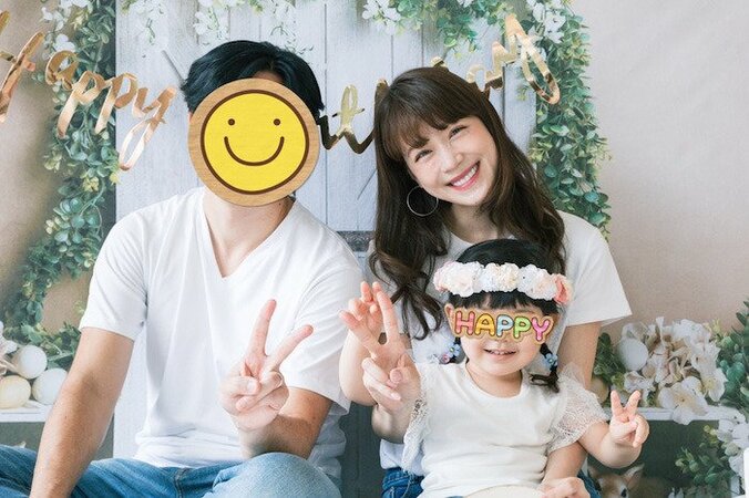 相沢まき、3歳の誕生日を迎えた娘＆夫との家族ショットを公開「おめでとう」「素敵」の声 1枚目