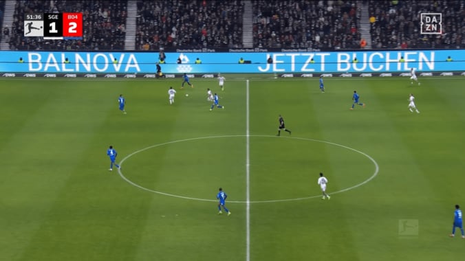 嘘だろ？ 堂安律、“魔法のファーストタッチ”で敵翻弄！足下に収めると見せかけ…「面白いですね」解説も称賛 5枚目