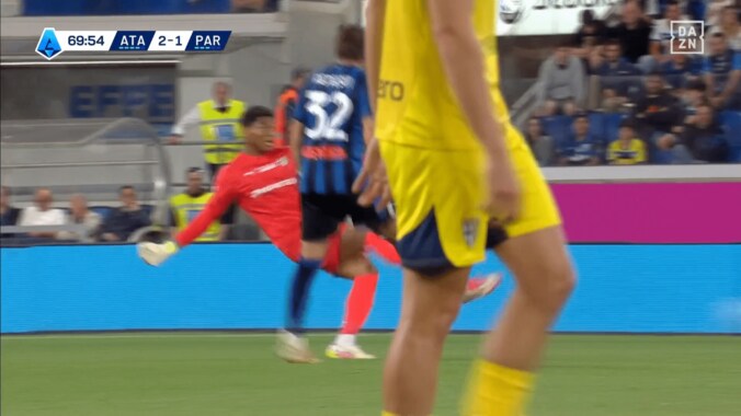 「精度えぐすぎる」パルマGK鈴木彩艶、“司令塔ばり縦パス”で同点ゴール演出！「ほんますごい」「鋭いレーザーパス」超絶フィードは日本代表の新たな武器にも？ 2枚目