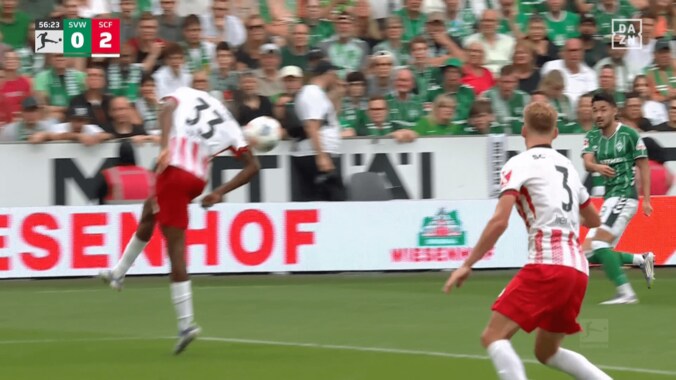 「ハンドやろ！」日本代表DF、高速アーリークロスでPK誘発！「クロスうまい」菅原由勢の決定機創出にファン沸騰 2枚目