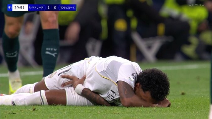 一体何が起きた？R・マドリーの本拠地で危険なスリップ連発「味方を壊してるやん」“ズルズル芝”にブラジル代表FWが足を滑らせて悶絶「サッカーできる環境じゃない」 4枚目