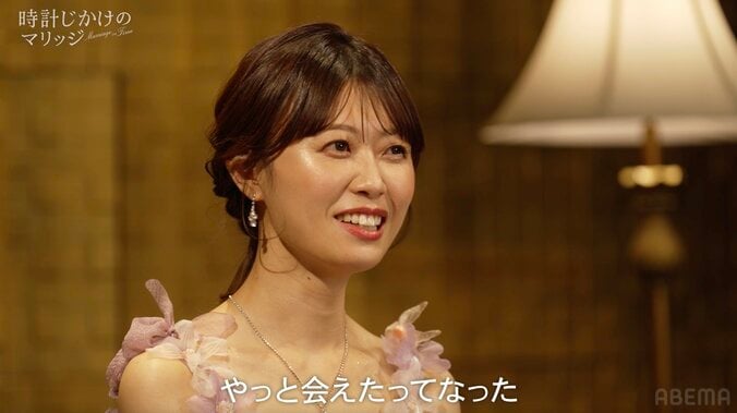 【写真・画像】婚活中の32歳アナ、デコルテ美しいドレスで寄り添った年収4000万の金髪経営者に運命感じ「やっと会えた」　2枚目