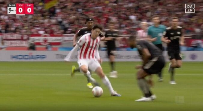 【写真・画像】「バケモノかよ！」佐野海舟、“爆速タックル”でボール奪取→ドリブル突破「すげえ」「強すぎだろ」味方もドン引きの圧倒的推進力　1枚目