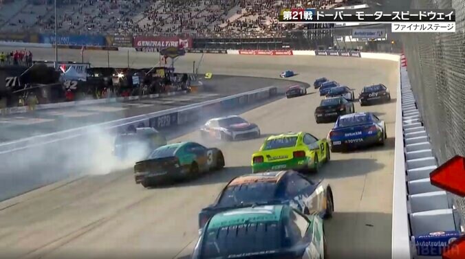 「ぶつけられたか？」レース再開→“即座に”多重事故「ほぼストレートですよ」不可解スピンも“実は”同時多発アクシデントの衝撃シーン 5枚目