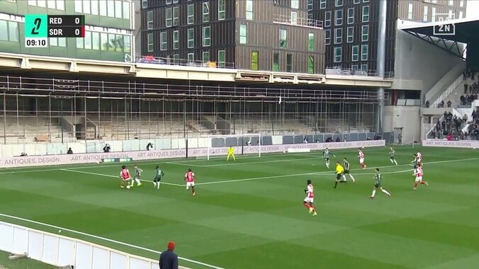 「レベルが違う」中村敬斗、華麗なターンで翻弄→DF2枚の間を通す絶妙スルーパス「上手すぎて何回もリプレイ」卓越テクで相手守備陣を切り裂いた瞬間 4枚目