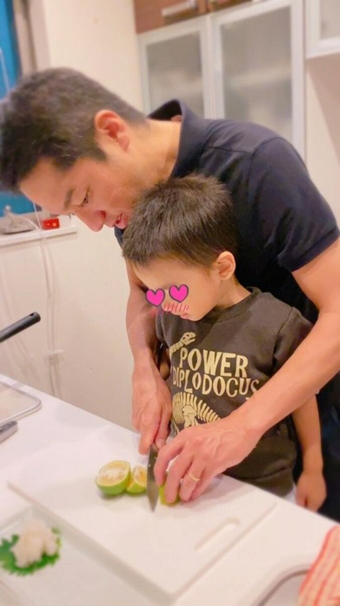  保田圭、息子が朝食作りの手伝い「張り切って食べすぎてお腹パンパン」  1枚目