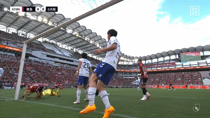 「吹っ飛んだぞ」鈴木優磨、空中戦で相手GKに顔面衝突「大丈夫か？」頭部強打もプレー続行で心配の声 3枚目