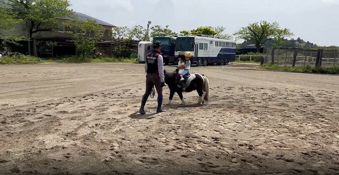  華原朋美、息子と乗馬レッスンを受けたことを報告「私が乗ってるクラシックを息子の馬にしたい」  1枚目