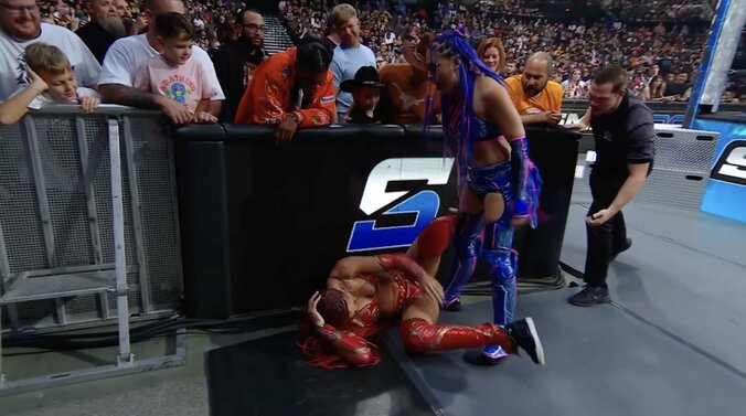 ジュリアがB・ファブに理不尽“制裁”