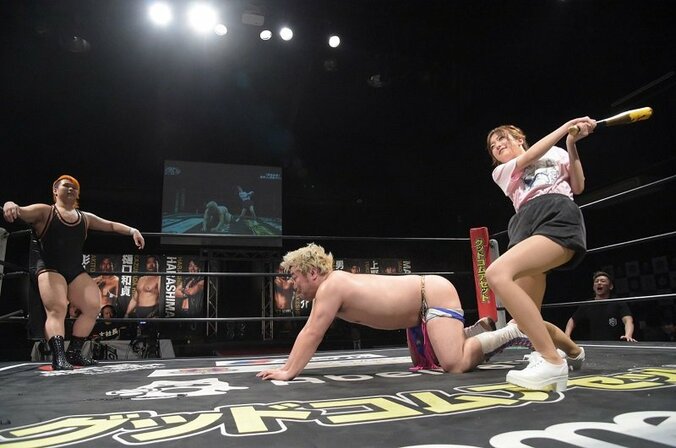 須藤凜々花のケツバットが「アノ部分」直撃！怒りの男色ディーノ、山下実優との“爆破ケツバット”戦も決定 1枚目