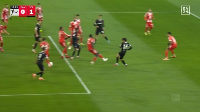 ウソでしょ！？ 鈴木唯人に「ドン引き」強烈ダイレクトボレー→名手ノイアーの脇をぶち抜く…ファン騒然「カッコ良すぎ」 4枚目