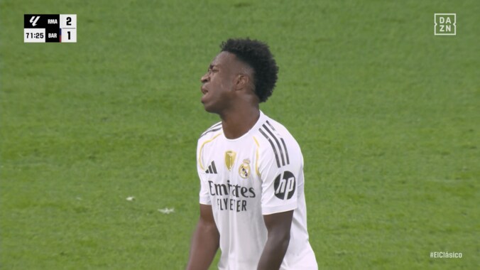 「めっちゃキレてる」ヴィニシウス、クラシコ途中交代に激昂！「明らかな不満顔」「気持ちはわかるけど抑えないと」監督に目もくれずロッカールームへ 4枚目