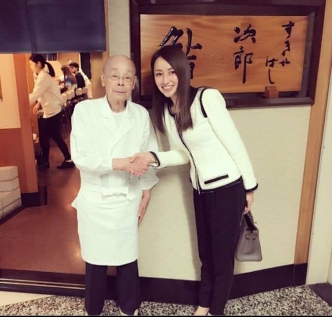 矢田亜希子、初のすきやばし次郎へ　三ツ星料理人との握手に「緊張しちゃいました」 1枚目