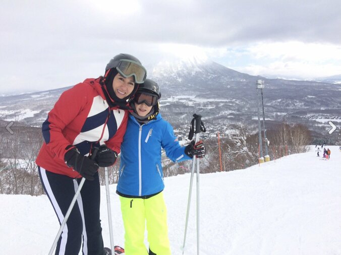デヴィ夫人、孫・キランくんとの写真を公開に「よく似てきましたね」「素敵」の声 2枚目