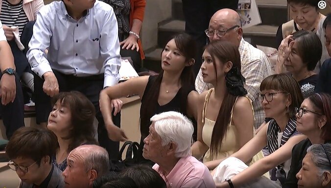 黄色いワンピース姿の波北かほ