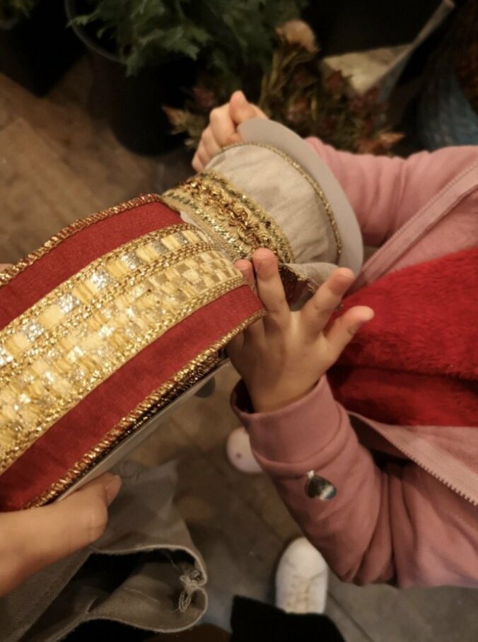 蛯原英里、4歳の娘とクリスマスグッズ作り「うまく作れるかな～」 2枚目