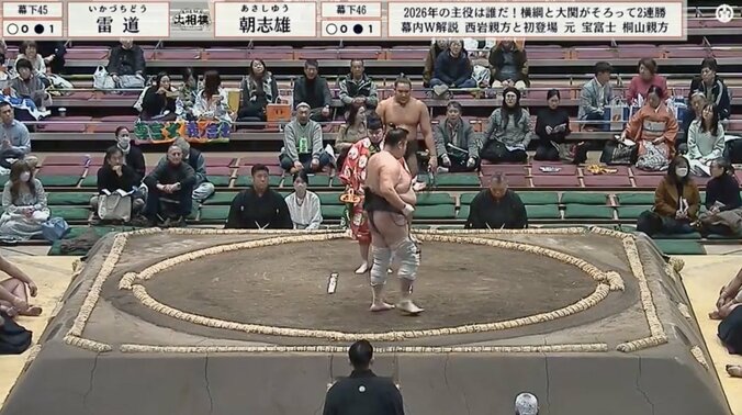 なぜか行司の後ろにいる雷道