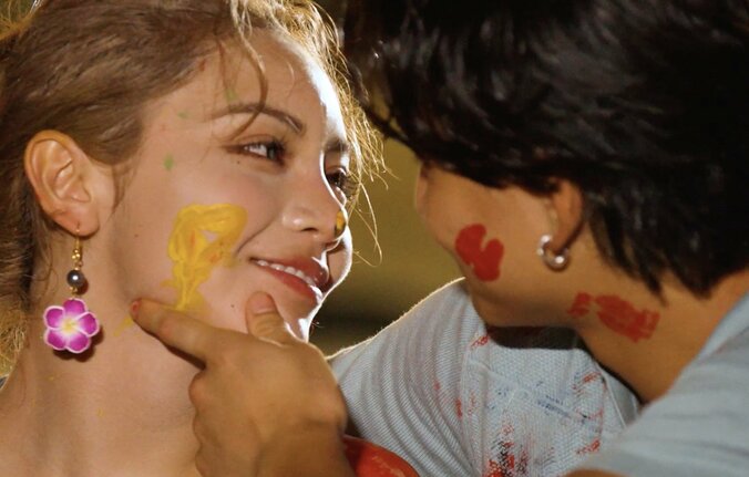 【写真・画像】スタイル抜群美女ダンサー、海外で活躍中のイケメンサッカー選手と絵の具まみれでキス！妖艶なダンスも披露 　1枚目