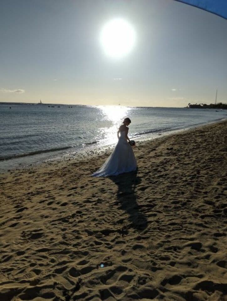 あきら。ハワイのビーチで写した妻・小林麻耶のドレス姿を公開「まるで映画のシーン」「とても素敵」の声