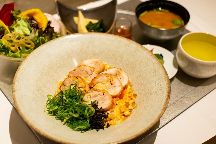 玉子でとじない!?“進化系丼ぶり”が登場 藤井聡太竜王「カツ丼」、羽生善治九段は「親子丼」/将棋・王将戦七番勝負第4局