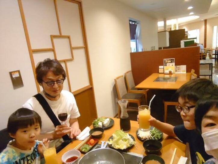  山田花子、結婚記念日＆次男の誕生日に家族で外食するもハラハラ「どんどん食べるし」 