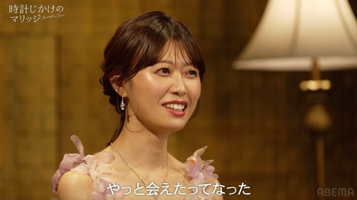 【写真・画像】婚活中の32歳アナ、デコルテ美しいドレスで寄り添った年収4000万の金髪経営者に運命感じ「やっと会えた」　2枚目