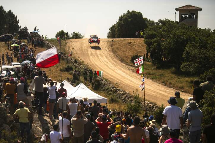 【写真・画像】「何が起きた？」日本人ラリードライバー、突如ストップ→再加速も「ドア閉まってない！」まさかのトラブルに放送席騒然　1枚目