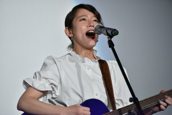 吉岡里帆、ギター片手に感涙の人生初ライブ！「涙が上がったり、下がったり」