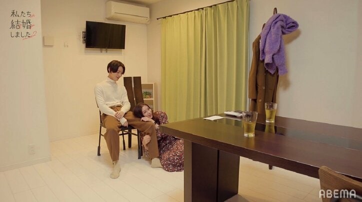足立梨花「くっつきたいタイプ」塩野瑛久の膝に絡みつき…イチャイチャやりとりにベッキー「キュンキュンした！」『私たち結婚しました2』第1話
